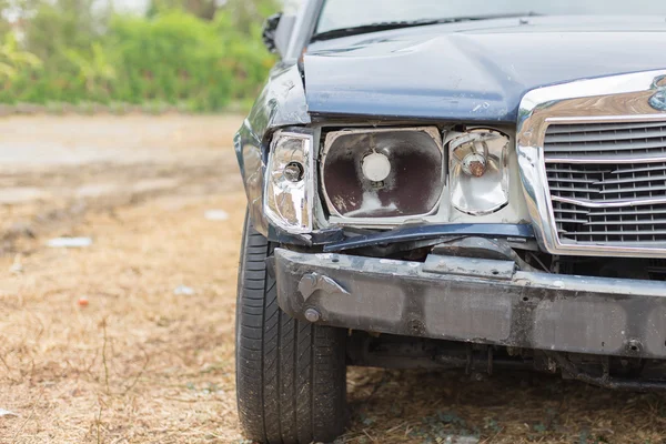 自動車事故は自動車を破損しています。. — ストック写真