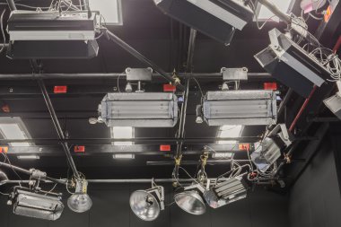 Işıkları ile televizyon stüdyosu.