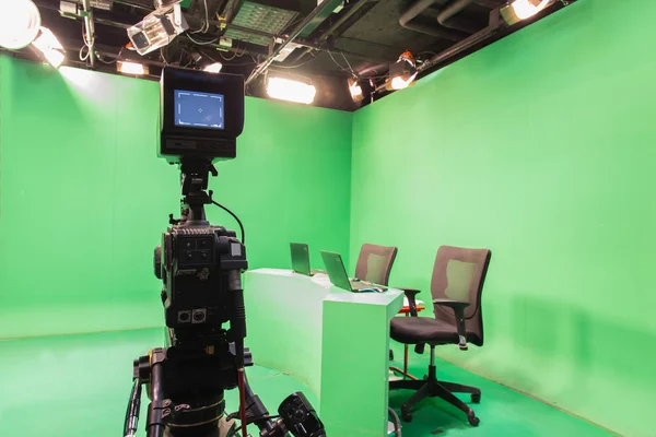 Televizní studio s kamerou a světlo - fotoaparát na stativ — Stock fotografie