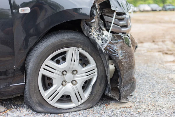 自動車事故は自動車を破損しています。. — ストック写真