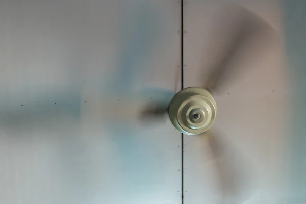 The old ceiling fan is spinning fast. — Stock Photo, Image