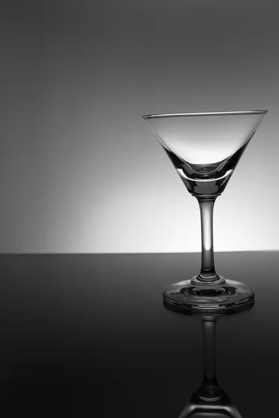 Martiniglas op achtergrond. — Stockfoto