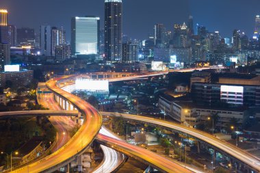 Bangkok silueti ve karayolu trafik hareket günbatımında
