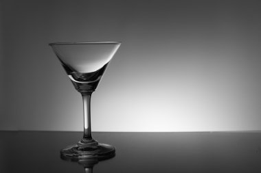 Boş Martini cam. siyah bir arka plan üzerinde