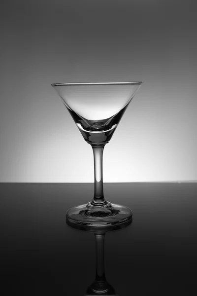 Пустой бокал мартини. на чёрном фоне — стоковое фото