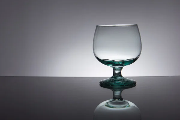 Bicchiere di vino vuoto. su sfondo nero — Foto Stock
