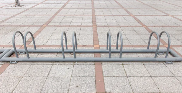 Пустое место для парковки велосипедов — стоковое фото