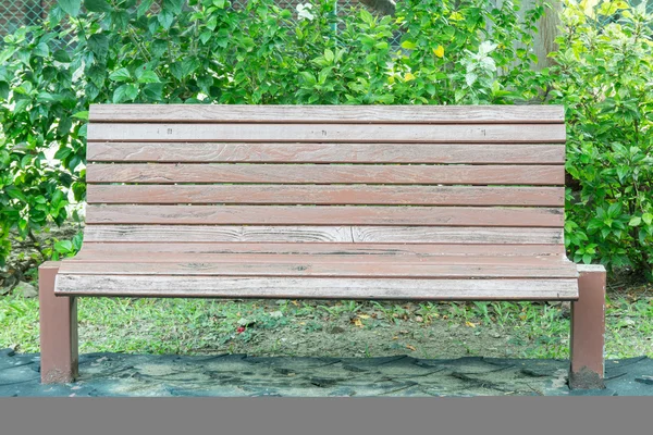 Wood bench in park — Stock Photo, Image