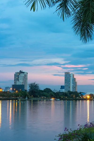 Lake stadspark met gebouw — Stockfoto