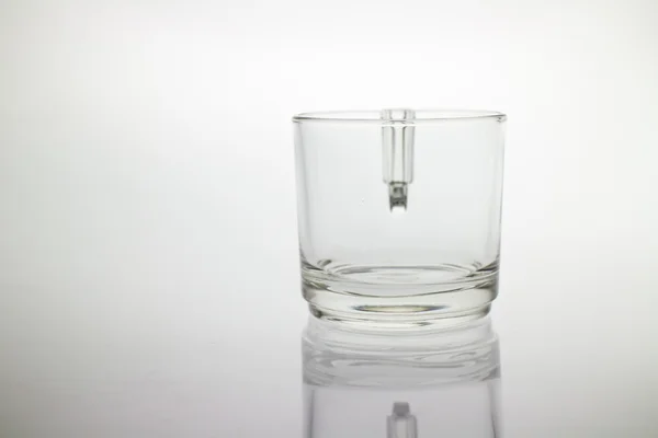 Стеклянная чашка с ручкой — стоковое фото