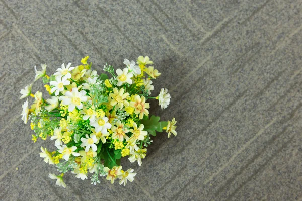 Flores em saco marrom — Fotografia de Stock