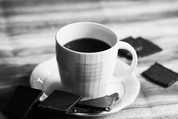 Svart Kaffe Stående Bordet Med Choklad — Stockfoto