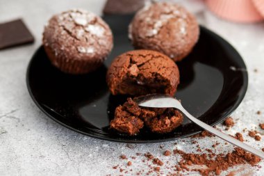 Pudra şekerli çikolatalı kekler.