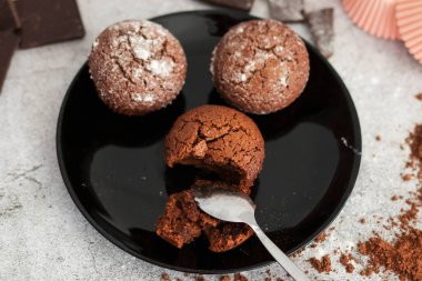 Pudra şekerli çikolatalı kekler.