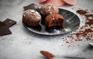 Pudra şekerli çikolatalı kekler.