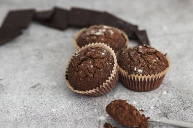 Pudra şekerli çikolatalı kekler.