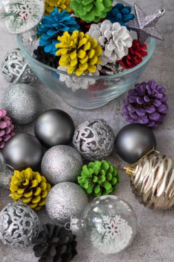 Gri arka planda yeni yıl oyuncakları. arkaplan