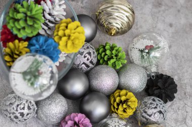 Gri arka planda yeni yıl oyuncakları. arkaplan