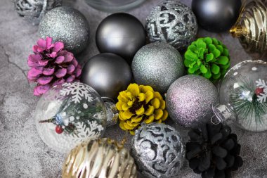 Gri arka planda yeni yıl oyuncakları. arkaplan