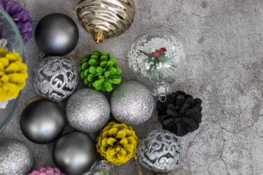 Gri arka planda yeni yıl oyuncakları. arkaplan