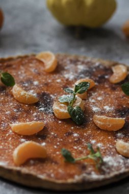 Farklı arka planlarda ev yapımı balkabağı turtası..