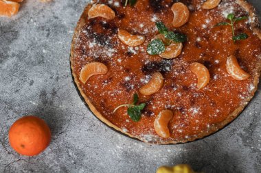 Farklı arka planlarda ev yapımı balkabağı turtası..