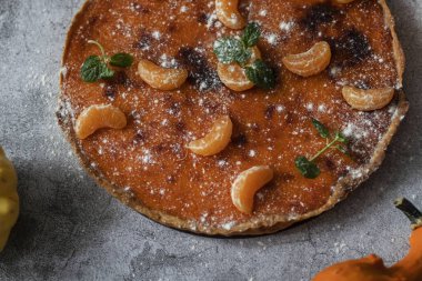 Farklı arka planlarda ev yapımı balkabağı turtası..