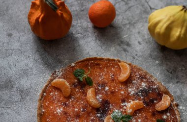 Farklı arka planlarda ev yapımı balkabağı turtası..