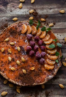 Farklı arka planlarda ev yapımı balkabağı turtası..