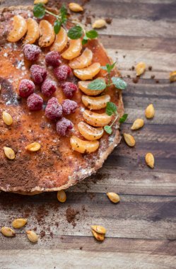 Farklı arka planlarda ev yapımı balkabağı turtası..