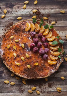 Farklı arka planlarda ev yapımı balkabağı turtası..