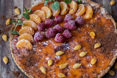 Farklı arka planlarda ev yapımı balkabağı turtası..