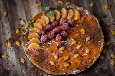Farklı arka planlarda ev yapımı balkabağı turtası..