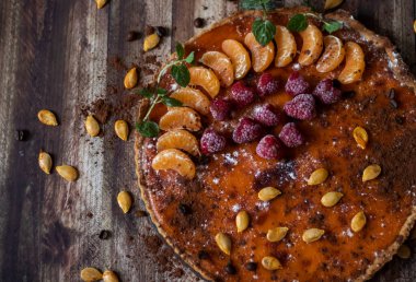 Farklı arka planlarda ev yapımı balkabağı turtası..