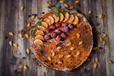 Farklı arka planlarda ev yapımı balkabağı turtası..