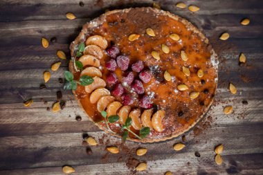 Farklı arka planlarda ev yapımı balkabağı turtası..