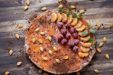 Farklı arka planlarda ev yapımı balkabağı turtası..