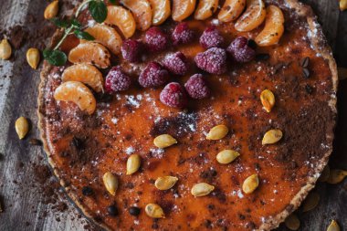 Farklı arka planlarda ev yapımı balkabağı turtası..