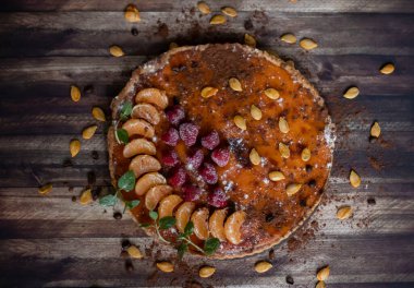 Farklı arka planlarda ev yapımı balkabağı turtası..