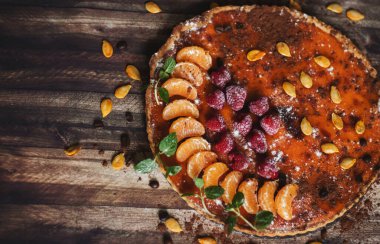 Farklı arka planlarda ev yapımı balkabağı turtası..