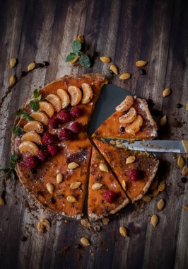 Farklı arka planlarda ev yapımı balkabağı turtası..