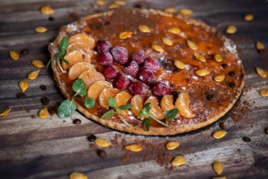 Farklı arka planlarda ev yapımı balkabağı turtası..