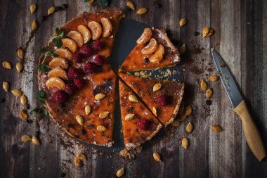 Farklı arka planlarda ev yapımı balkabağı turtası..