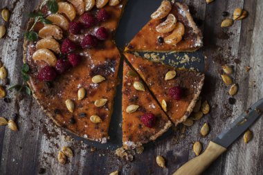 Farklı arka planlarda ev yapımı balkabağı turtası..