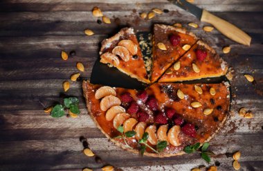 Farklı arka planlarda ev yapımı balkabağı turtası..