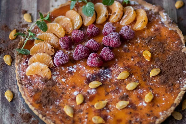 Farklı arka planlarda ev yapımı balkabağı turtası..