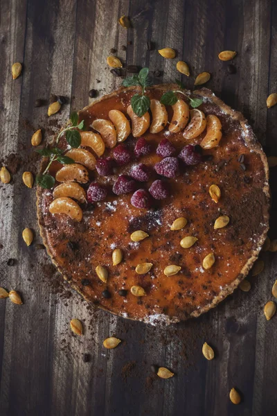 Farklı arka planlarda ev yapımı balkabağı turtası..