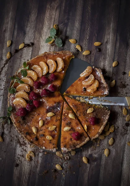 Farklı arka planlarda ev yapımı balkabağı turtası..