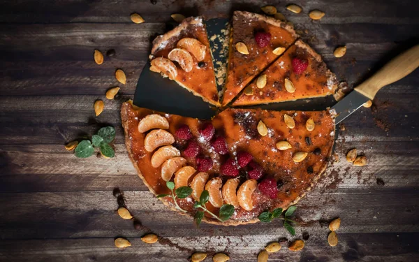 Farklı arka planlarda ev yapımı balkabağı turtası..