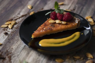 Balkabağı turtası. Şükran Günü pastası. Farklı arka planlarda